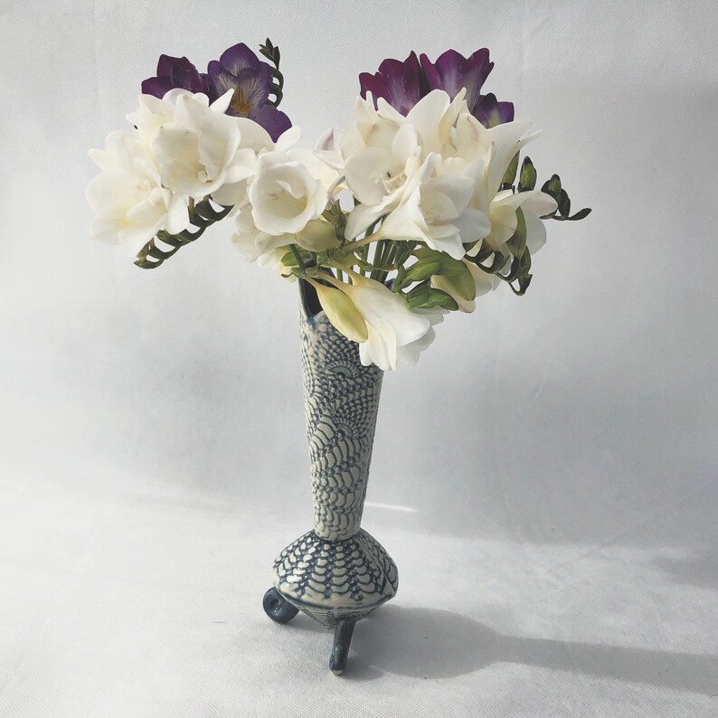 Lace Vase Flower Display Funky Tilted Pottery Vase Unique Vase Tripod Posy Pot Ceramic Bud Vase Tri-Foot Vase Small Vase