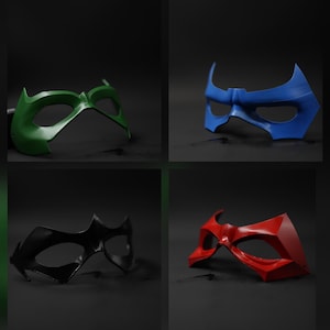 Peut inclure: Un ensemble de quatre masques pour les yeux en vert, bleu, noir et rouge. Chaque masque présente un design angulaire distinct avec deux ouvertures pour les yeux, un pont pointu et des bords latéraux tranchants, avec une finition lisse.