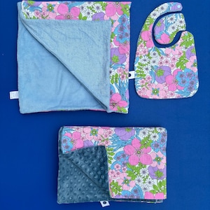 Birth gift set bathrobe blanket and bib floral fabric upcycling seventies - handmade in France vintage baby