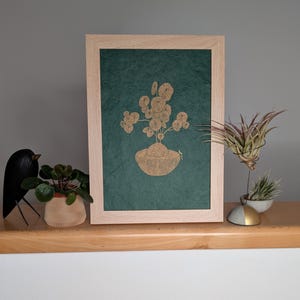 Stampa linoleografica fatta a mano di Stephania Erecta | oro su carta Lokta verde scuro | A4 (21 x 29,7 cm) | Pianta di semi di luna fatta a mano
