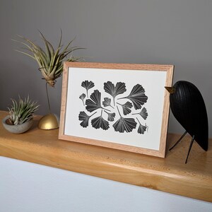 Stampa linoleografica fatta a mano Foglie di Ginkgo | Carta di cotone A5 (14,8 x 21 cm) | stampa botanica in bianco e nero fatta a mano minimalista