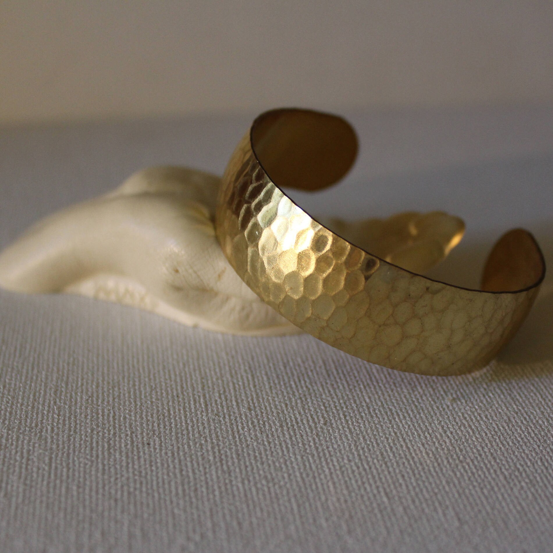 Bracelet manchette Laiton brut texturé (taille intérieure 60 mm - réglable) 2963 - France