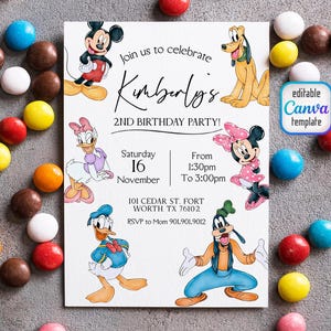 Op de afbeelding: Een witte uitnodigingskaart met tekenfilmfiguren Mickey Mouse, Minnie Mouse, Donald Duck, Daisy Duck, Goofy en Pluto. De uitnodiging luidt "Doe met ons mee om Kimberly's 2e verjaardag te vieren!" met evenementdetails en een Canva-sjabloon.