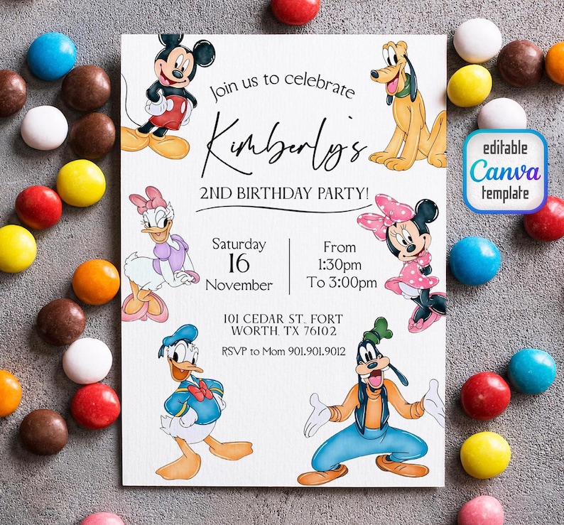 Op de afbeelding: Een witte uitnodigingskaart met tekenfilmfiguren Mickey Mouse, Minnie Mouse, Donald Duck, Daisy Duck, Goofy en Pluto. De uitnodiging luidt "Doe met ons mee om Kimberly's 2e verjaardag te vieren!" met evenementdetails en een Canva-sjabloon.