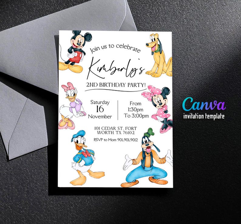 Op de afbeelding: Een witte uitnodigingskaart met Disney-figuren Mickey Mouse, Minnie Mouse, Donald Duck, Daisy Duck, Goofy en Pluto. De uitnodiging luidt: "Kom en vier Kimberly's 2e verjaardag!" met evenementdetails en RSVP-informatie.