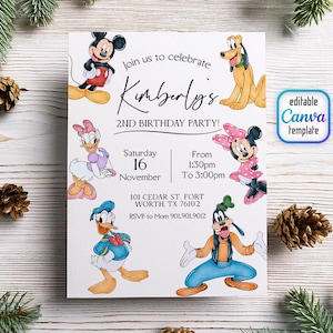 Op de afbeelding: Een witte uitnodigingskaart met tekenfilmfiguren Mickey Mouse, Minnie Mouse, Donald Duck, Daisy Duck, Goofy en Pluto. De uitnodiging luidt: "Doe mee om Kimberly's 2e verjaardag te vieren!" met evenementdetails en een Canva-sjabloonlogo.