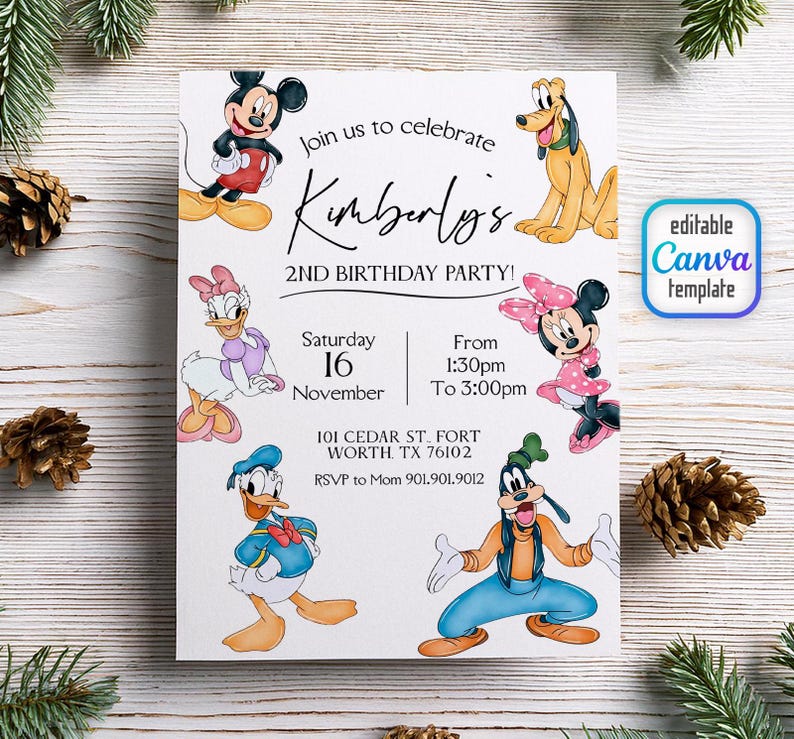 Op de afbeelding: Een witte uitnodigingskaart met tekenfilmfiguren Mickey Mouse, Minnie Mouse, Donald Duck, Daisy Duck, Goofy en Pluto. De uitnodiging luidt: "Doe mee om Kimberly's 2e verjaardag te vieren!" met evenementdetails en een Canva-sjabloonlogo.