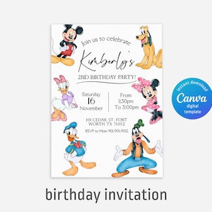 Op de afbeelding: Een verjaardagsuitnodiging met Mickey Mouse, Minnie Mouse, Donald Duck, Daisy Duck, Goofy en Pluto. De uitnodiging bevat de tekst "Kimberly's 2nd Birthday Party!" met evenementdetails en de woorden "birthday invitation".