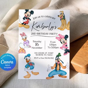 Op de afbeelding: Een verjaardagsuitnodiging met Mickey Mouse, Minnie Mouse, Donald Duck, Daisy Duck, Goofy en Pluto. De uitnodiging bevat de tekst "Join us to celebrate Kimberly's 2nd Birthday Party!" en evenementdetails.