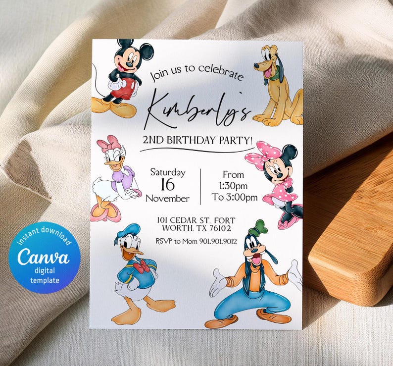 Op de afbeelding: Een verjaardagsuitnodiging met Mickey Mouse, Minnie Mouse, Donald Duck, Daisy Duck, Goofy en Pluto. De uitnodiging bevat de tekst "Join us to celebrate Kimberly's 2nd Birthday Party!" en evenementdetails.