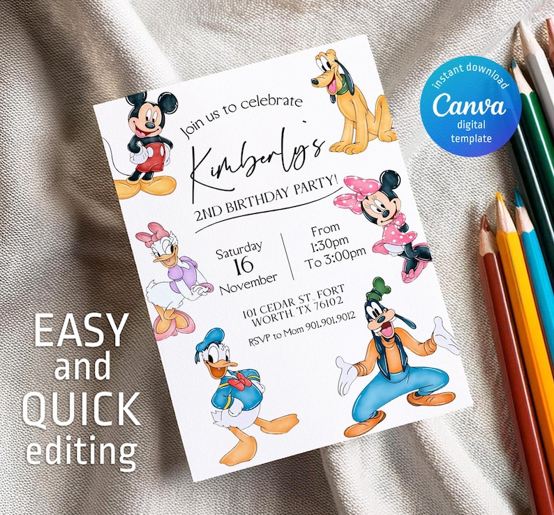 Op de afbeelding: Een witte uitnodigingskaart met Disney-personages zoals Mickey Mouse, Minnie Mouse, Donald Duck en Goofy. De uitnodiging is voor een 2e verjaardag, met de tekst "Join us to celebrate Kimberly's". Inclusief een digitaal Canva-sjabloon.