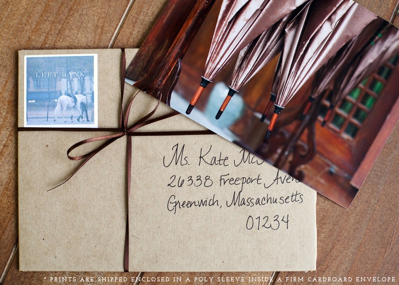 Op de afbeelding: Een bruine papieren envelop met een wit label waarop "LEFT BYNK" staat en een handgeschreven adres aan Ms. Kate Ma, 26338 Freeport Avenue, Greenwich, Massachusetts 01234. De envelop is vastgebonden met een bruin lint.