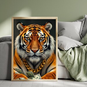 Op de afbeelding: Een close-up van een tijger met oranje en zwarte strepen die een gouden ketting draagt en dollarbiljetten in zijn poten vasthoudt.