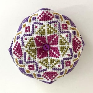 Patrón de punto de cruz de biscornio con triángulos pequeños