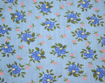 Tissu vintage - Fleurs bleues et coeurs roses sur fond bleu - Coton 44 x 17 po.