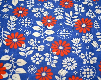 Tissu Concord vintage - Marguerites rouges et feuilles blanches sur fond bleu - Drap fin en coton 44 x 24 po. L