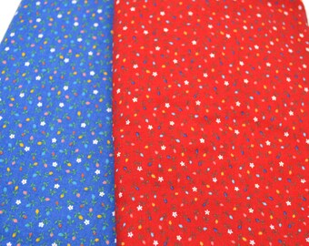 Tissu vintage - Petites petites fleurs de calicot - Choisissez le rouge ou le bleu - Coton Cranston mètre carré