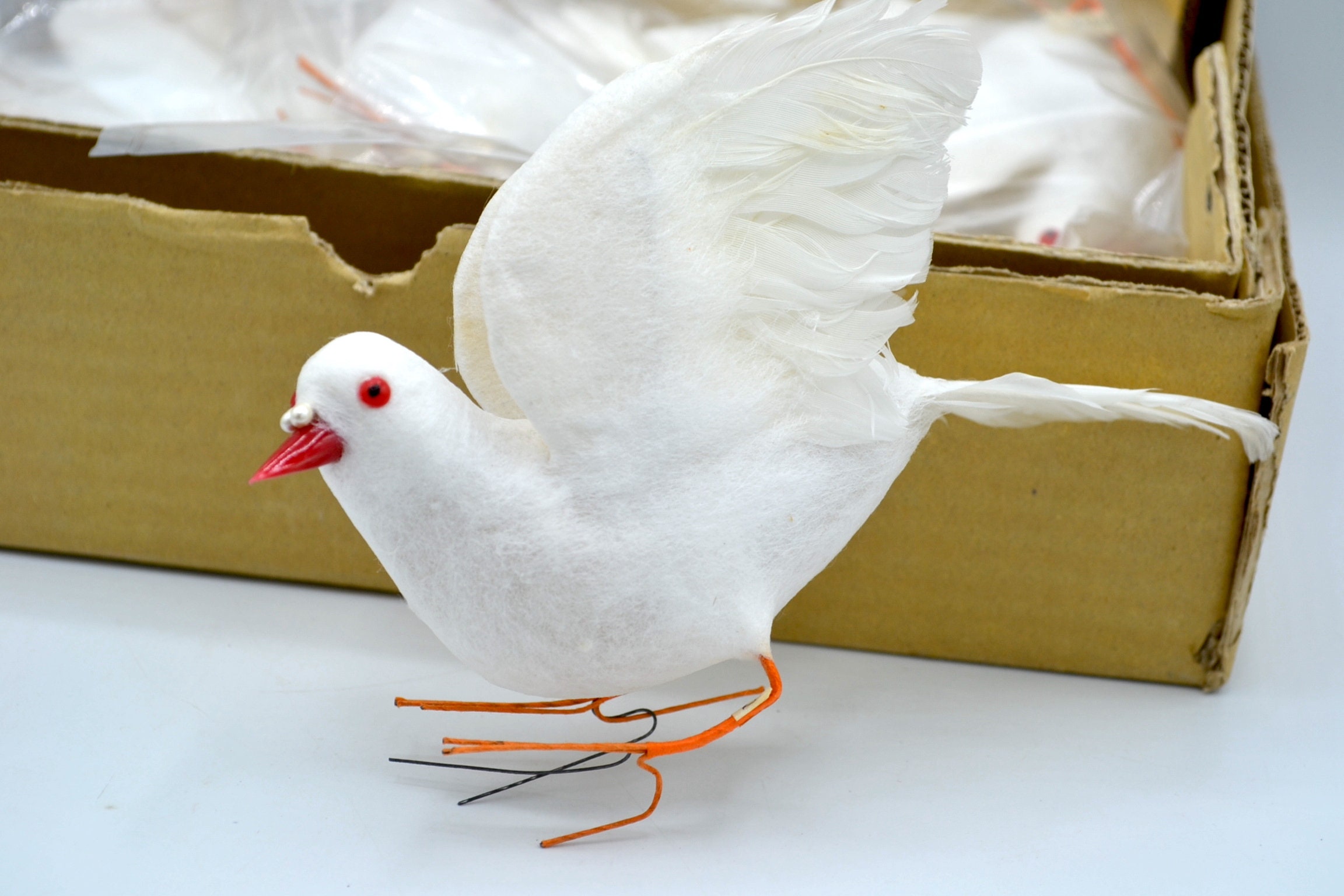 モンクレール白い陶器製の鳥の彫刻 モンクレール白い陶器製の鳥の彫刻