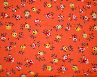 Tissu vintage - Petites roses sur fond orange corail - Coton mètre carré avec découpe dans le coin