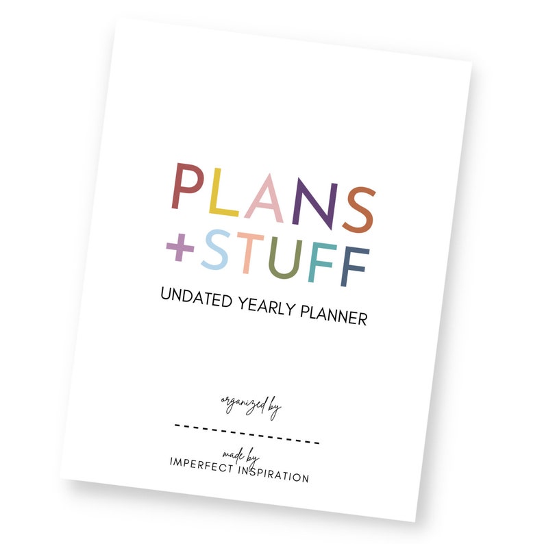 Pu&ograve; includere: Una copertina bianca per un planner annuale non datato con il testo "PLANS + STUFF UNDATED YEARLY PLANNER" in lettere colorate. &Egrave; incluso anche il testo "organizzato da" e "fatto da IMPERFECT INSPIRATION".