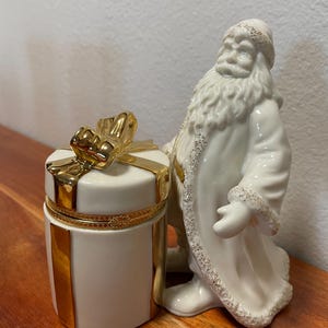 Vintage Mikasa Christmas trinket box collectible “St. Nick’s Gift Box” FK0001 Hinged trinket box, fine porcelain, pre-owned, no box