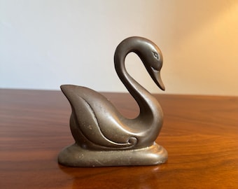 Eleganter Vintage-Schwan aus massivem Messing - MCM Figuren, minimalistisches Messingdekor