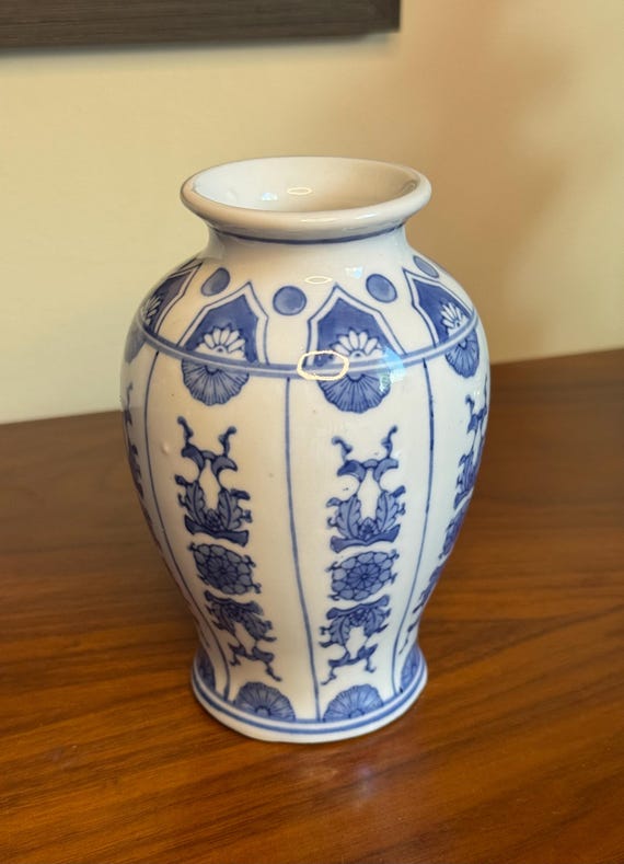 ヴィンテージの青と白の陶器の花瓶 – 伝統的なシノワズリスタイル