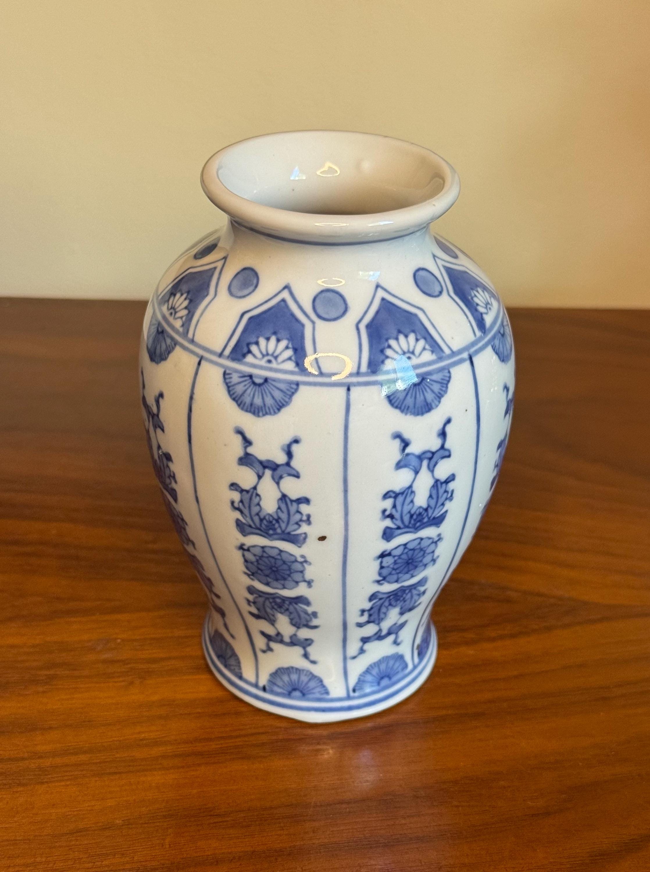 青と白の陶器製花瓶 ヴィンテージの青と白の陶器の花瓶 – 伝統的なシノワズリスタイル