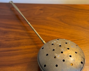 Vintage messing bedwarmer | Antieke warmhoudpan met lang handvat | Historische woondecoratie