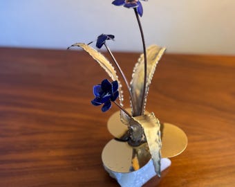 Vintage Messing & Blaue Emaille Blumenskulptur auf Steinsockel | Mid-Century Kunstobjekt