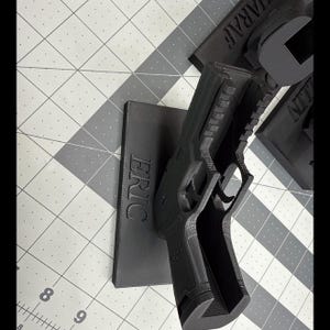 Custom Gun Visitenkartenhalter - Personalisierter Kartenständer - Einzigartiger Schreibtisch Organizer - Taktisches Business Geschenk - Individuelles Metallkarten Display