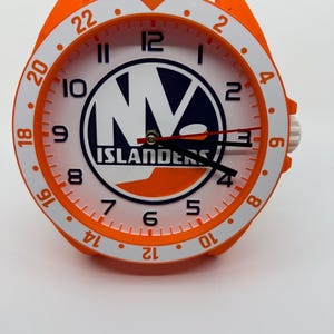 Zegar biurkowy New York Islanders – zegar ścienny Hockey – prezent New York Island – wystrój drużyny NHL do domu i biura – prezent dla fana Hocket Lover