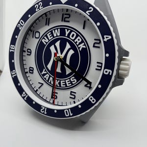 Zegar biurkowy Yankees MLB – Zegar ścienny Baseball na prezent – Dekoracja zespołu MLB do biura lub domu – Prezent dla fana New York Yankees – Dekoracja pokoju miłośnika baseballu