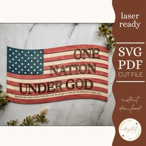 Puede incluir: Un recorte de madera de una bandera estadounidense con las palabras "One Nation Under God" y la cita "Blessed is the nation whose God is the Lord, the people he chose for his inheritance. Psalm 33:12".
