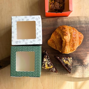 Bakery Box with Window 25‑Pack – 4.25″ Square Pastry & Cookie Gift Packaging in Various Colors