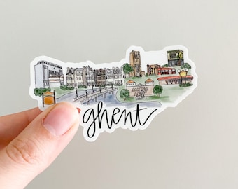 Op de afbeelding: Een aquarel-illustratie van de skyline van Gent, met een kerktoren, gebouwen en een brug over een kanaal. Het woord "Gent" staat in cursief onder de illustratie.