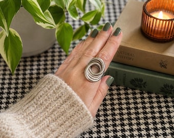 Anillo de cóctel grueso modernista firmado por Artisan Israel, con diseño en espiral, talla 5.5/6, vintage, tono plateado.