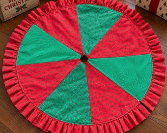 Gonna per albero di Natale vintage da 34" con patchwork rosso e verde, agrifoglio e volant, piccola, tipo trapunta.