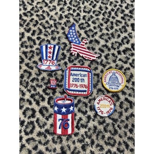 Puede incluir: Un letrero de madera rústica con la frase "Welcome to our home" en letras blancas. El letrero presenta un acabado envejecido y un diseño sencillo y acogedor, perfecto para un porche o entrada.