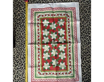 Strofinaccio da tè in lino irlandese con rosa natalizia e stella di Natale. Jane Reynolds, The National Trust.