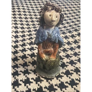 VTG Studio Art Keramiek Zeemeerminbeeldje Volkskunst 7,6 cm Uniek exemplaar Grillige Zeevrouw