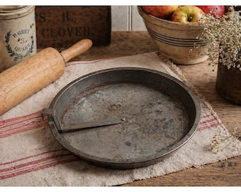 Forma de torta vintage de metal de 25 cm com alça elevatória embutida, estilo rústico de fazenda/casa de campo.