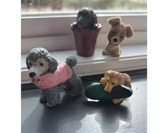 4 stycken mini-leksakshundar från 1980/90-talet, Puppy In My Pocket, MEG - 1 flockad, 3 vanliga
