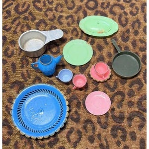 Mini lote de 12 utensilios de cocina de juguete: tetera, tazas, platos, sartenes, cacerola. Hong Kong.