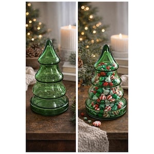 Puede incluir: Tarro de caramelos verde con forma de árbol de Navidad. El tarro está vacío en una imagen y lleno de caramelos rojos, verdes y blancos en la otra. El tarro tiene un diseño en capas y se encuentra sobre una superficie de madera.