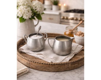 Azucarero y cremera de peltre macizo de la década de 1940 de R. H. Macy & Co., firmados, estilo rústico.