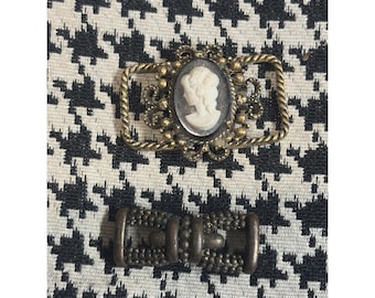 Lote de 2 colgantes antiguos de camafeo negro con retrato de dama y latón liso.