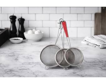 Set di 3 mini setacci in rete metallica, utensili da cucina con manico rosso, stile vintage MCM.