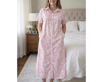 VTG Brownstone Studio Woman Dust Pink Flower Buttoned House Coat Robe Nightgown