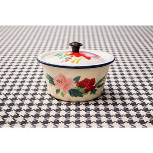 Tetera esmaltada vintage con forma de rosa y tapa / Plato decorado con flores blancas aerografiadas, estilo rústico.